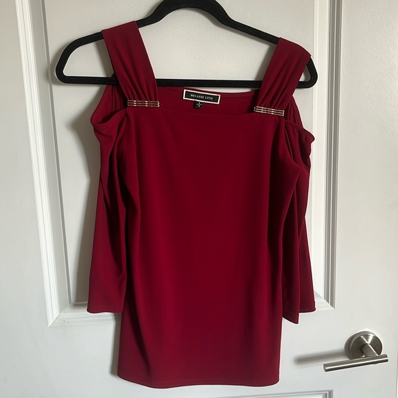 Classy red shirt with gold accent - Picture 1 of 2